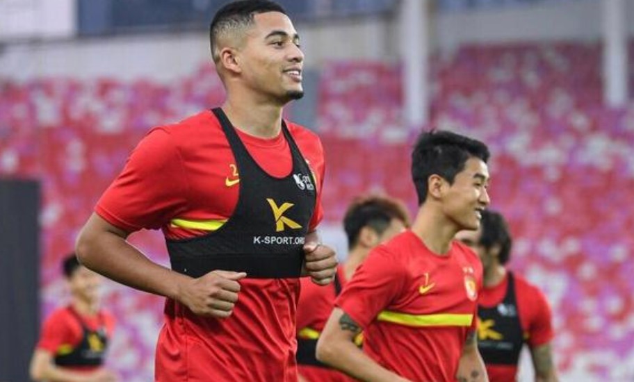  沃尔夫斯堡定位球战术奏效，三中卫体系尽显威力  